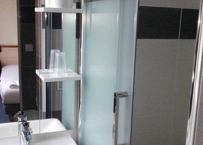 Hotel_de_la_plage_quineville_2_étoiles_salle_de_bain_rénovée